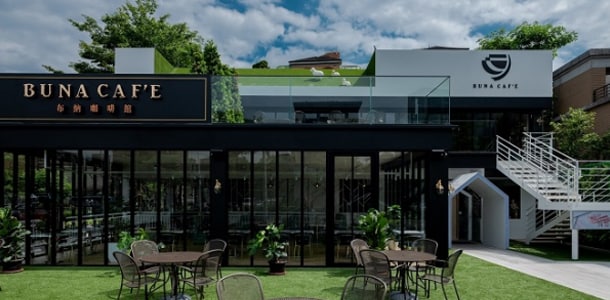 布納咖啡館台北內湖分店,純白色系的獨棟建築,營造出慢節奏的放鬆氛圍。(圖片來源:布納咖啡館) 布納咖啡館台北內湖分店,純白色系的獨棟建築,營造出慢節奏的放鬆氛圍。(圖片來源:布納咖啡館)