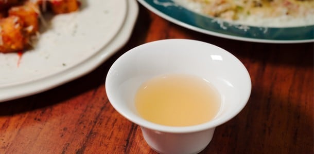 「又一間商行」在上主餐前會先提供一小碗高湯,讓客人預先體會接下來主餐的調性。 「又一間商行」在上主餐前會先提供一小碗高湯,讓客人預先體會接下來主餐的調性。