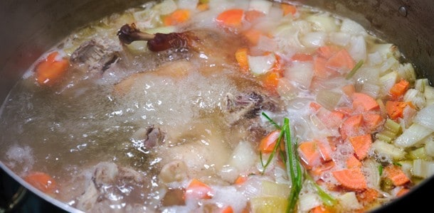 「又一間商行」會分別熬煮三種不同的風味高湯,雞肉高湯將運用在臘肉鹹蛋口味等共三款義麵上。 「又一間商行」會分別熬煮三種不同的風味高湯,雞肉高湯將運用在臘肉鹹蛋口味等共三款義麵上。