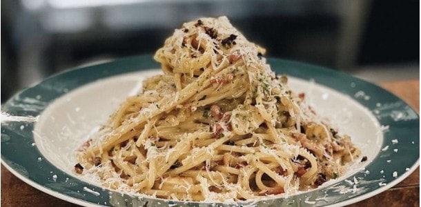 臘肉鹹蛋麵用台灣常見的食材結合中菜料理手法,調整出近似經典義大利麵carbonara的層次。 臘肉鹹蛋麵用台灣常見的食材結合中菜料理手法,調整出近似經典義大利麵carbonara的層次。