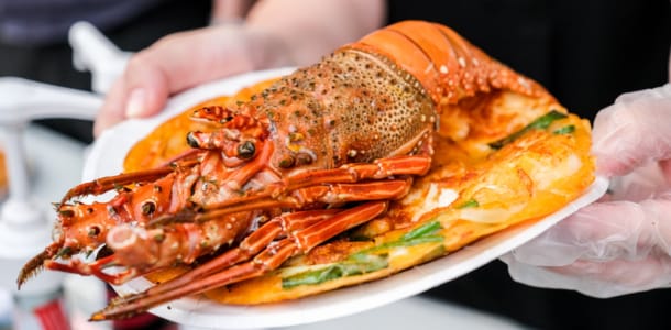 比臉還大的龍蝦海鮮煎餅在市集中引起話題，還吸引多家電視台指名採訪。