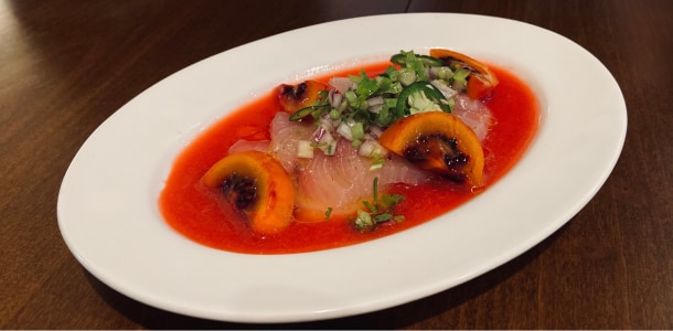 布雍家的白魽 Ceviche 運用了少見的本土樹蕃茄所製成的醬汁，茄汁清亮酸香，適合開場之作。圖片來源 / MINGCHU 名廚 授權