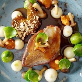 乳鴿佐抱子甘藍、歐洲防風草和雞油菌 乳鴿佐抱子甘藍、歐洲防風草和雞油菌