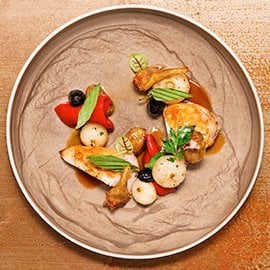 低溫燉煮雞肉佐百里香風味濃肉汁附初榨橄欖油慢煮甜椒、洋蔥、黑橄欖及馬鈴薯 低溫燉煮雞肉佐百里香風味濃肉汁附初榨橄欖油慢煮甜椒、洋蔥、黑橄欖及馬鈴薯