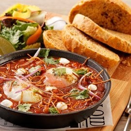 墨西哥風味熱辣牛肉醬烤63度水波蛋佐普羅旺斯蕃茄手工麵包