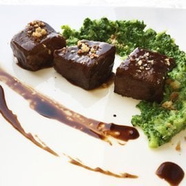 慢煮義大利松板肉配花椰菜泥佐紅酒巧克力醬