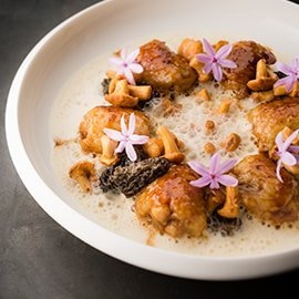 慢煮雞翅鑲香草肉餡佐野蕈、燻洋蔥及紫花酢漿草泡沫 慢煮雞翅鑲香草肉餡佐野蕈、燻洋蔥及紫花酢漿草泡沫