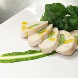 慢煮雞胸釀菠菜捲配帕達諾起司