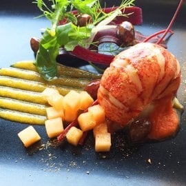 檸檬奶油汁嫩煎龍蝦尾配南瓜泥、烤橄欖及醃鮪魚子