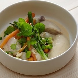 水波春雞佐龍蒿和嫩蔬菜