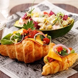 法式洋蔥牛肉起司可頌搭酪梨蕃茄沙拉 法式洋蔥牛肉起司可頌搭酪梨蕃茄沙拉