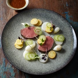 牛里脊肉佐蘿蔔、大根和芥末 牛里脊肉佐蘿蔔、大根和芥末