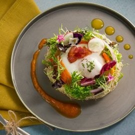 瑞典酥脆馬鈴薯、蛋、生菜沙拉佐脆培根及雙醬汁 瑞典酥脆馬鈴薯、蛋、生菜沙拉佐脆培根及雙醬汁