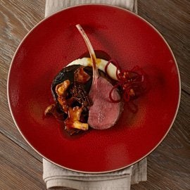 羊排佐烤蘑菇和歐洲防風草泥