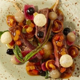 美國牛里脊肉佐烤小洋蔥和俄羅斯酸奶醬 美國牛里脊肉佐烤小洋蔥和俄羅斯酸奶醬