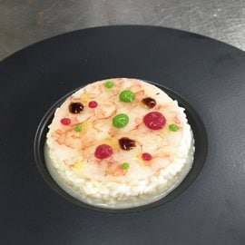 義大利燉飯配馬扎拉德瓦洛生切紅蝦薄片佐什錦蔬菜醬 義大利燉飯配馬扎拉德瓦洛生切紅蝦薄片佐什錦蔬菜醬