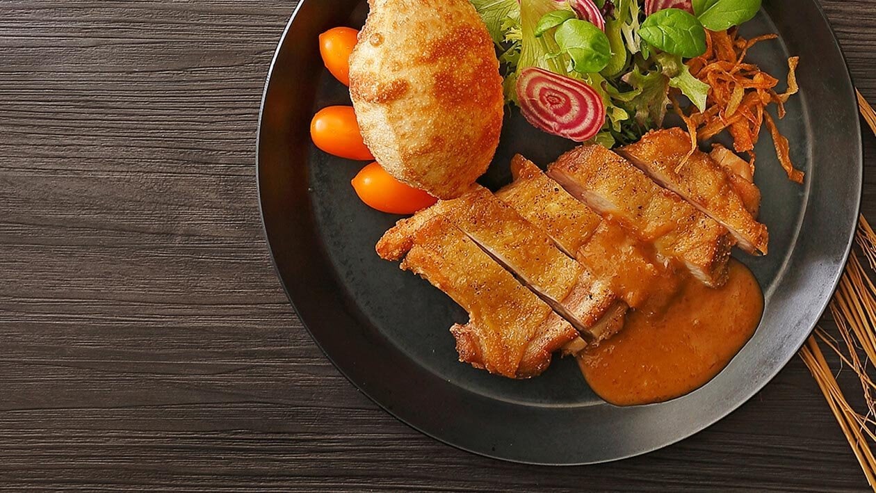 脆餅雞肉沙拉佐焦糖洋葱油醋