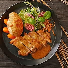 脆餅雞肉沙拉佐焦糖洋葱油醋 脆餅雞肉沙拉佐焦糖洋葱油醋