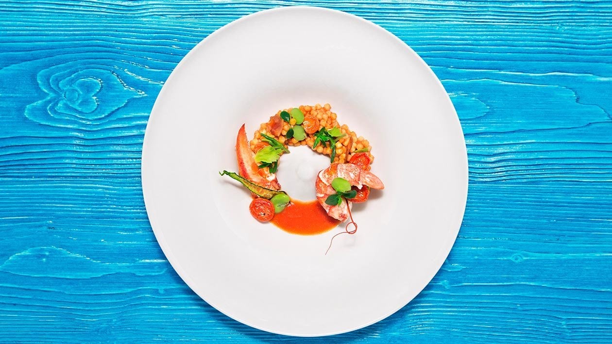 薩丁尼亞珍珠麵佐白酒龍蝦．飾以羅勒、蠶豆、風乾蕃茄及魚子