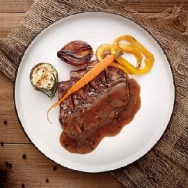 香煎牛排佐黑胡椒醬