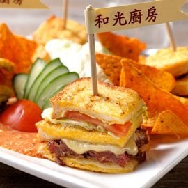 黃金吐司附手工漢堡肉 黃金吐司附手工漢堡肉